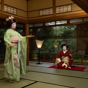 A traditional geisha performance at the restaurant Ikinariya